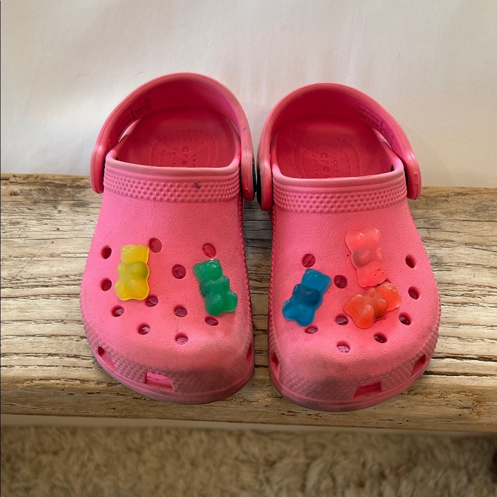 Toddler crocks pink with gummy bear charms